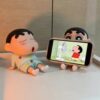 Dễ Thương Crayon Shin-chan Giá Đỡ Điện Thoại Di Động Hoạt Hình Để Bàn Đồ Trang Trí Quà Tặng Tiếp Liệu